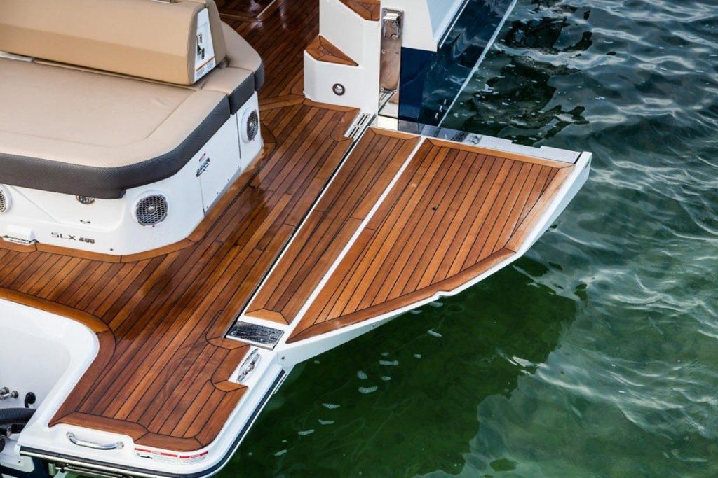 Sea Ray SLX 400 Outboard