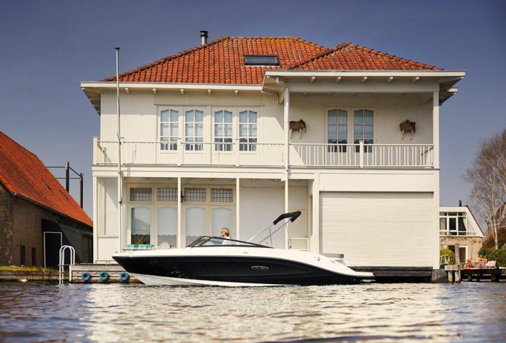 Sea Ray SPX 230