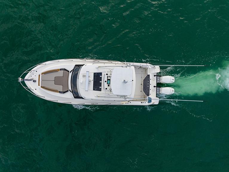 Boston Whaler 365 Conquest