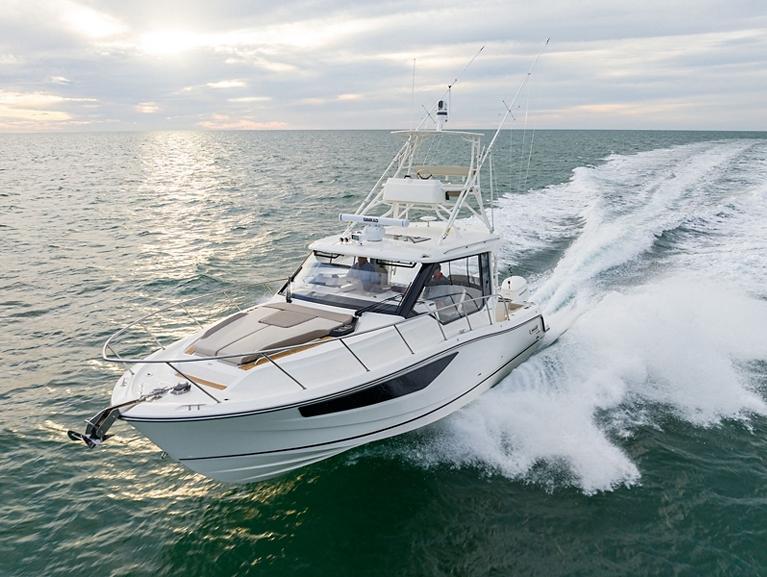 Boston Whaler 365 Conquest
