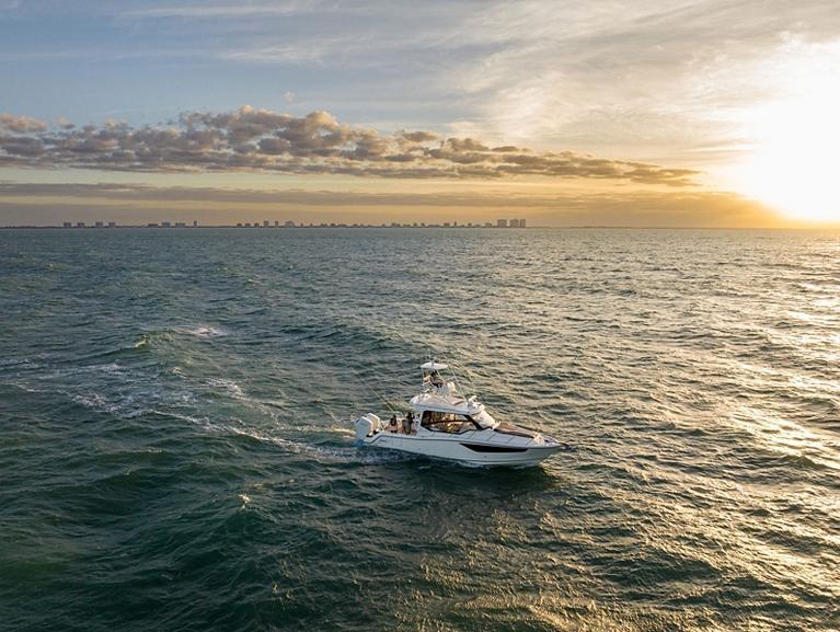 Boston Whaler 365 Conquest