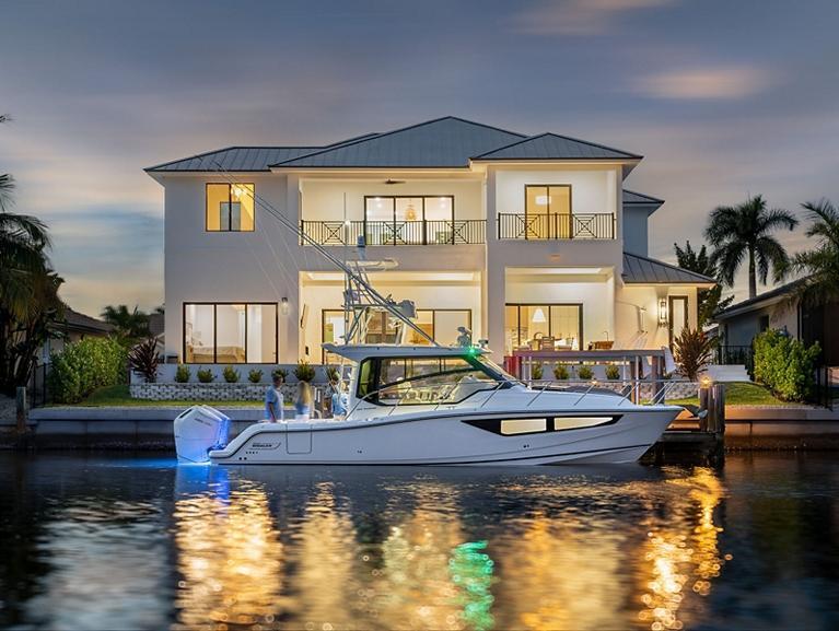 Boston Whaler 365 Conquest