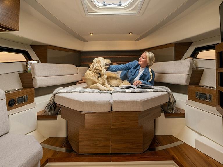 Boston Whaler 365 Conquest