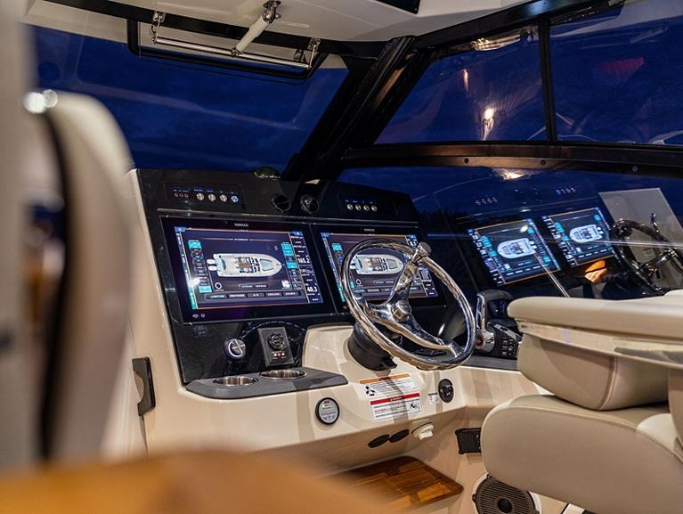 Boston Whaler 365 Conquest