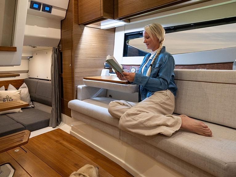 Boston Whaler 365 Conquest