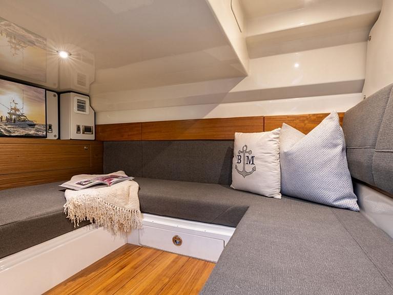 Boston Whaler 365 Conquest