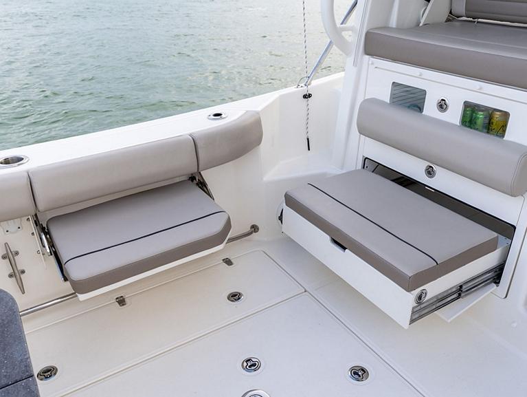 Boston Whaler 365 Conquest