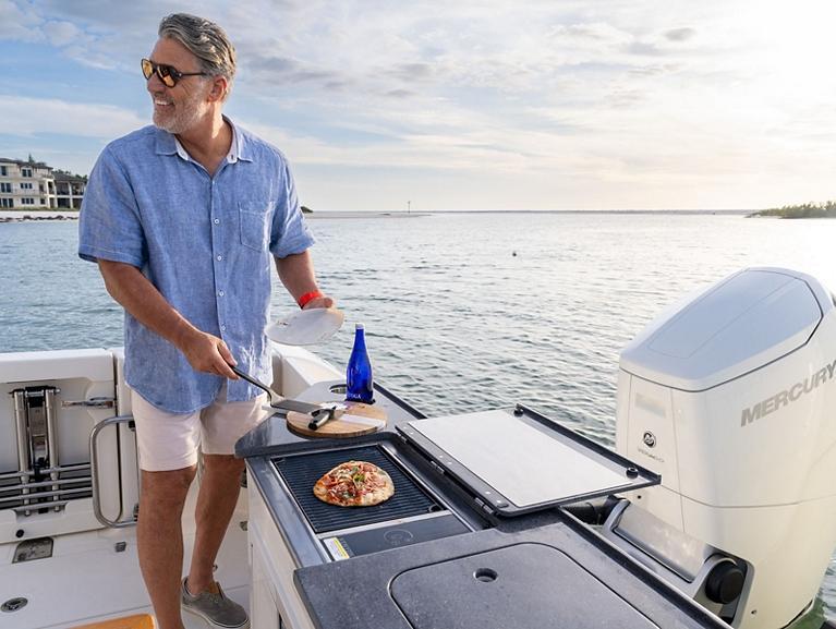 Boston Whaler 365 Conquest