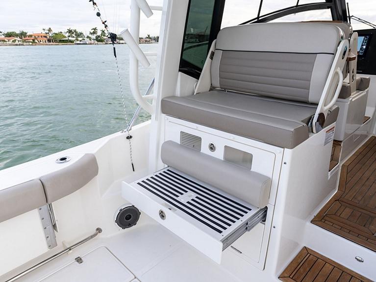 Boston Whaler 365 Conquest
