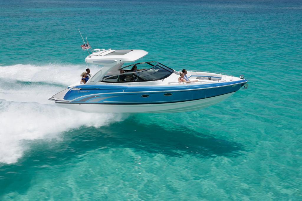 Formula 330 Crossover Bowrider