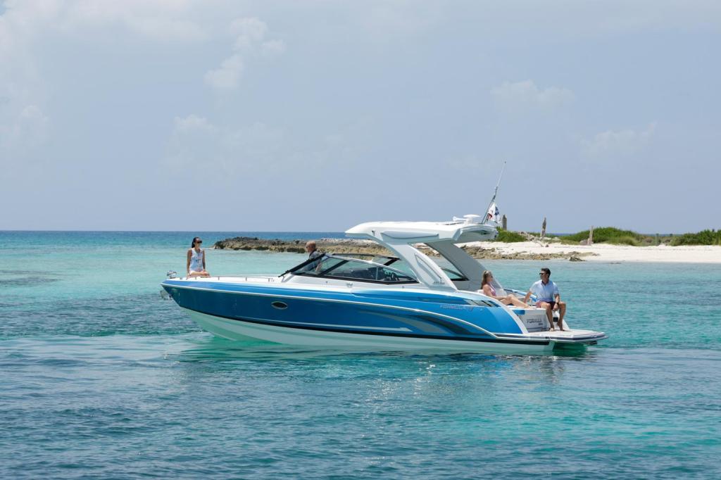 Formula 330 Crossover Bowrider