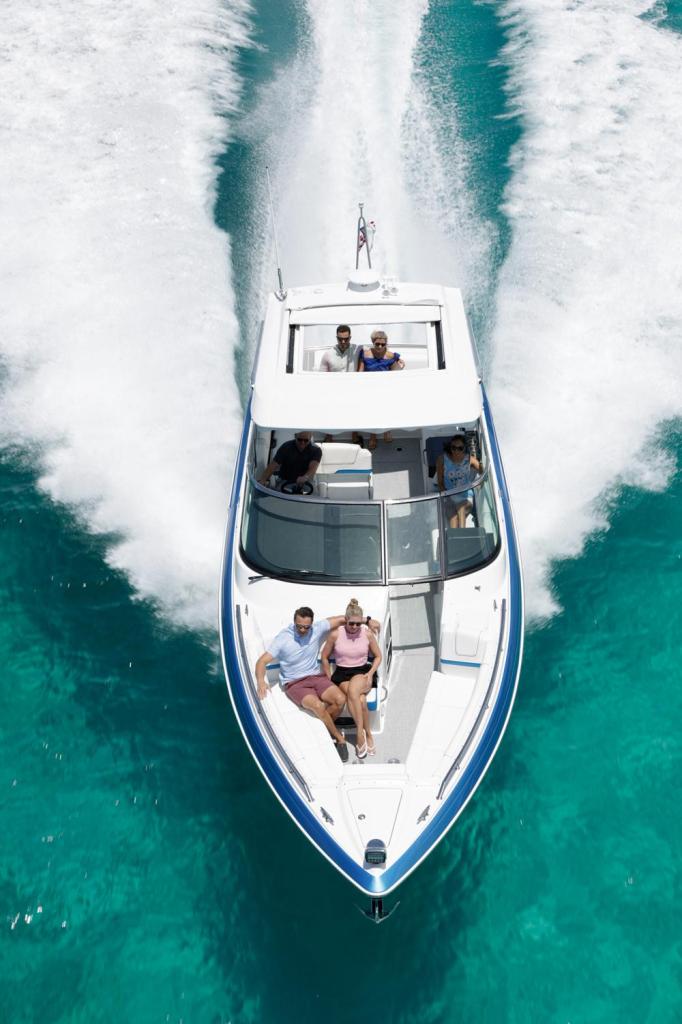 Formula 330 Crossover Bowrider