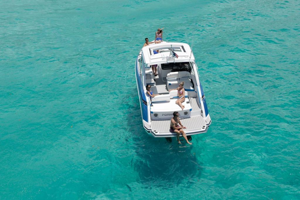 Formula 330 Crossover Bowrider