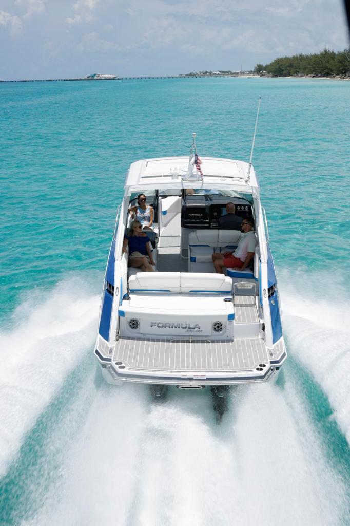 Formula 330 Crossover Bowrider