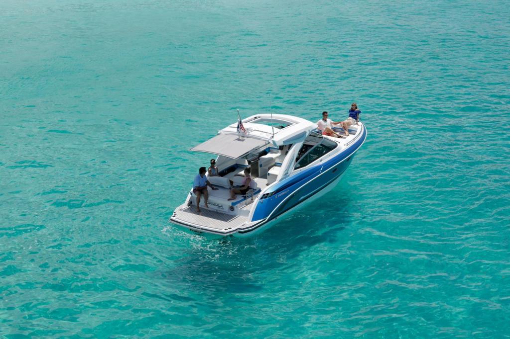 Formula 330 Crossover Bowrider