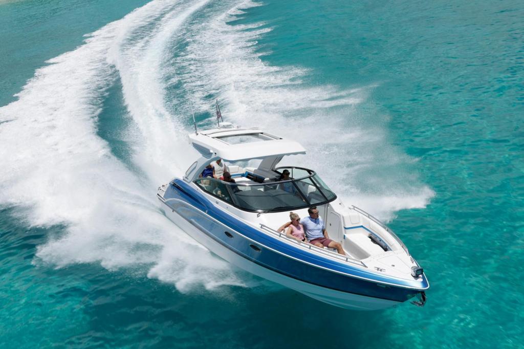 Formula 330 Crossover Bowrider