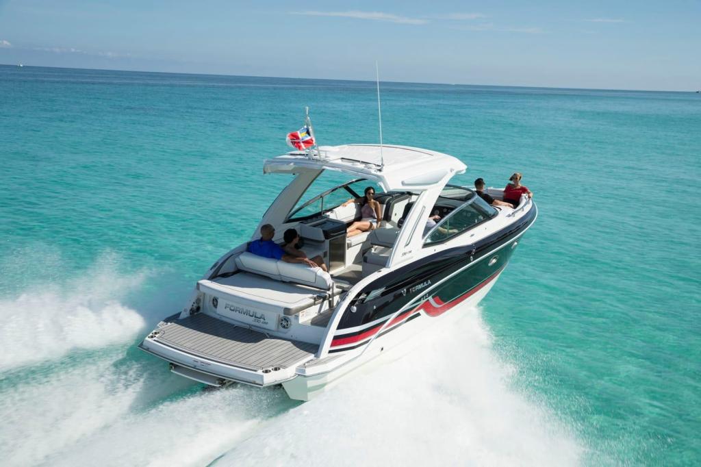 Formula 330 Crossover Bowrider