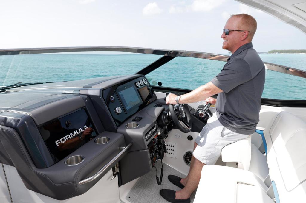 Formula 330 Crossover Bowrider