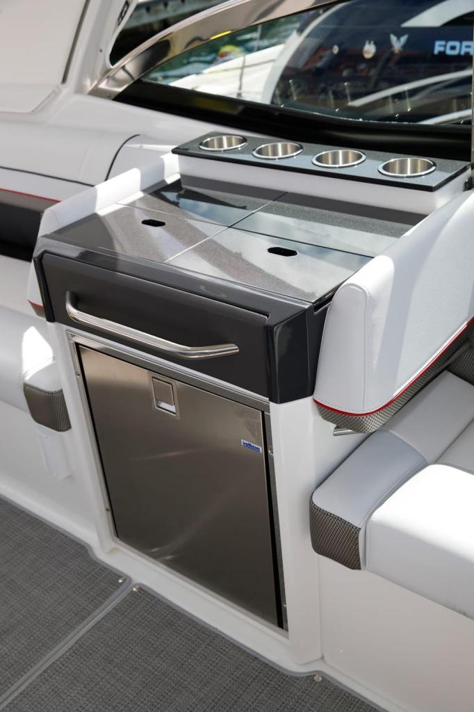 Formula 330 Crossover Bowrider