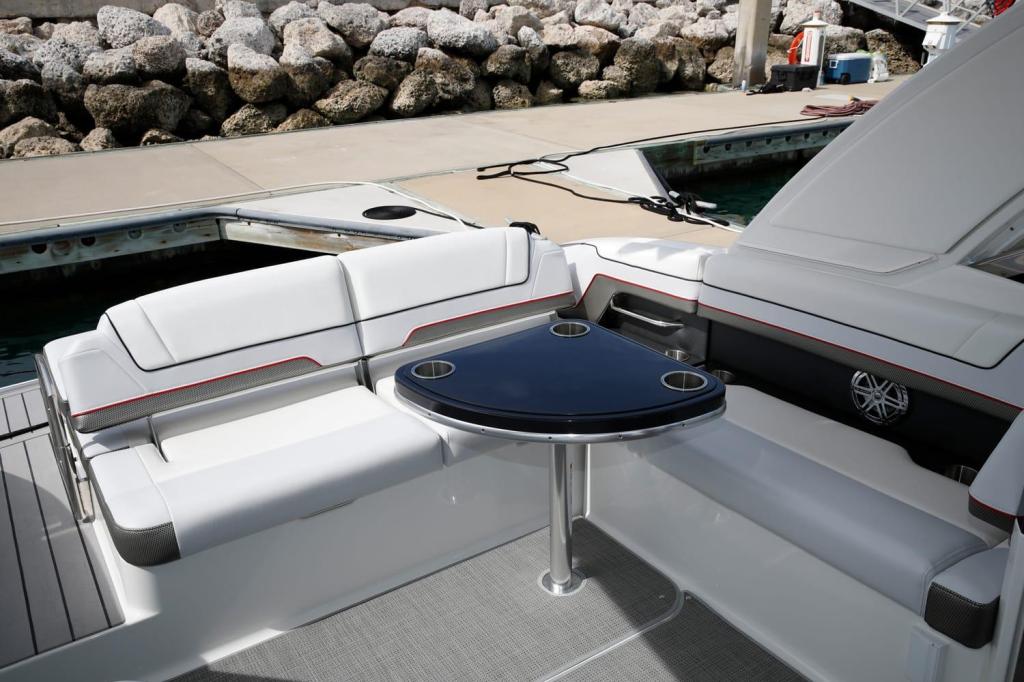 Formula 330 Crossover Bowrider