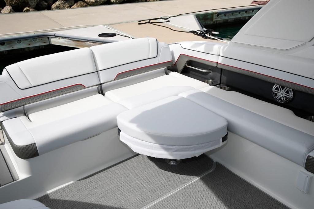 Formula 330 Crossover Bowrider