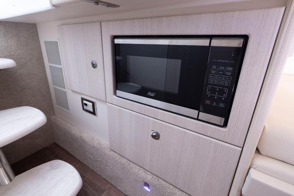Formula 330 Crossover Bowrider