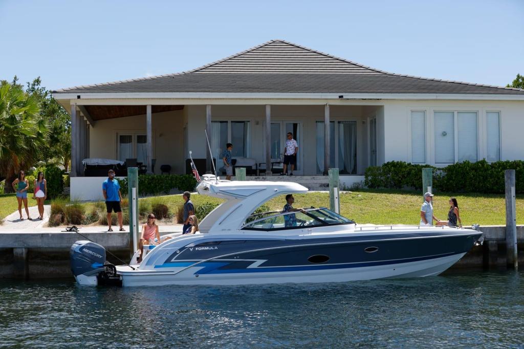 Formula 350 Crossover Bowrider