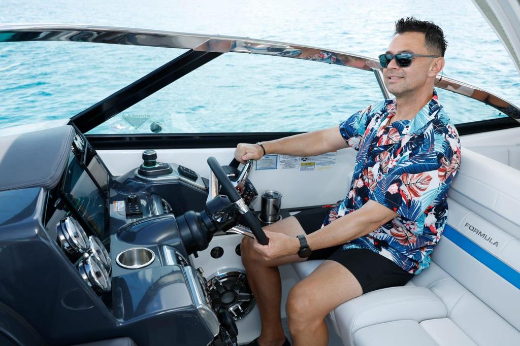 Formula 350 Crossover Bowrider