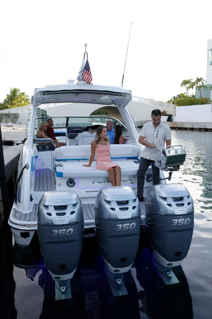 Formula 350 Crossover Bowrider