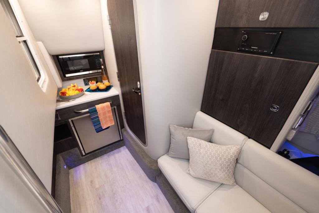 Formula 350 Crossover Bowrider