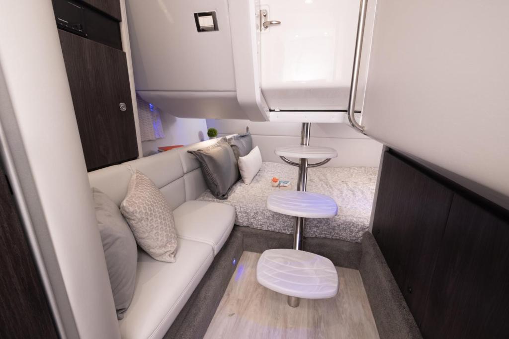 Formula 350 Crossover Bowrider