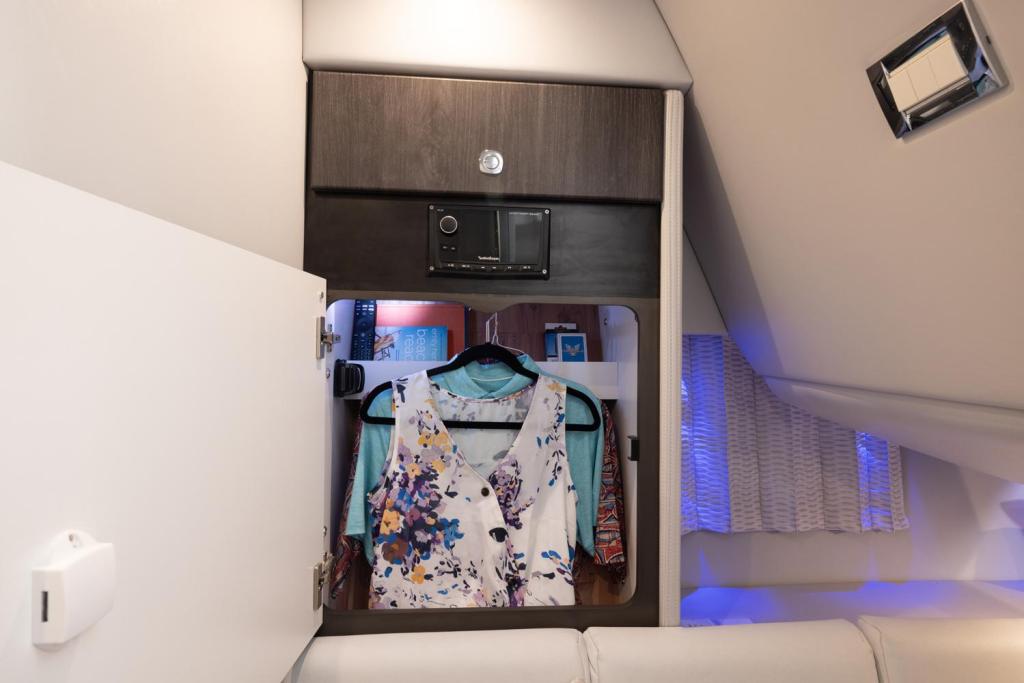 Formula 350 Crossover Bowrider