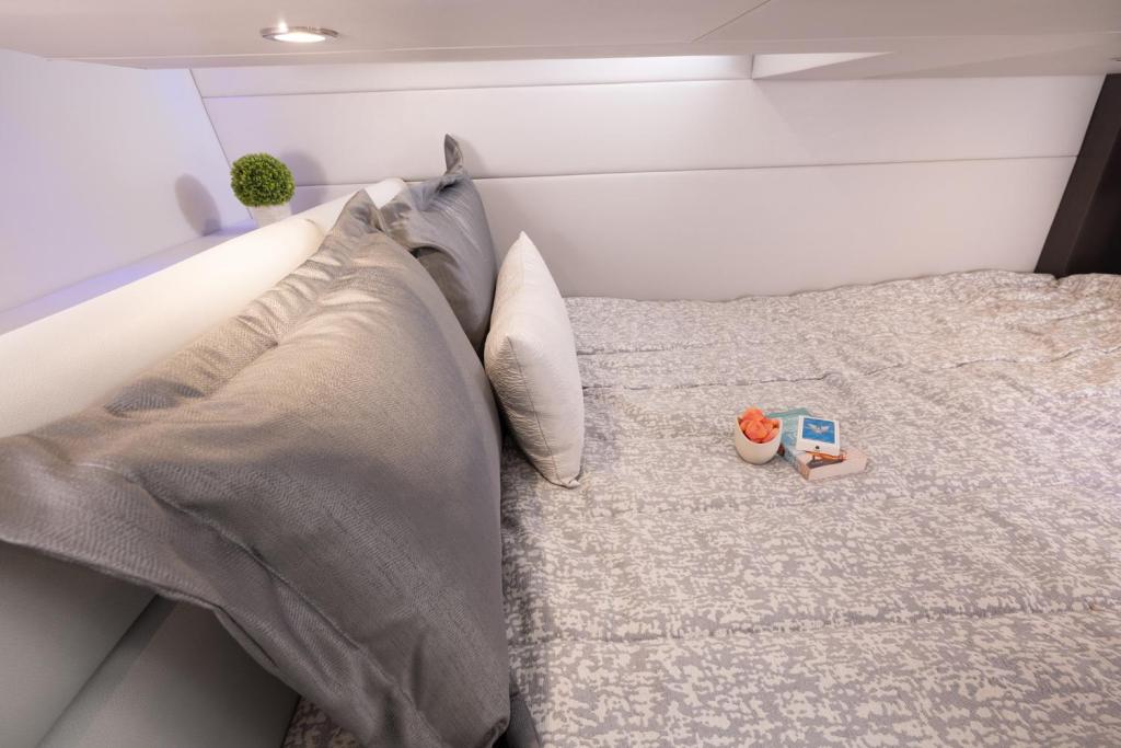 Formula 350 Crossover Bowrider