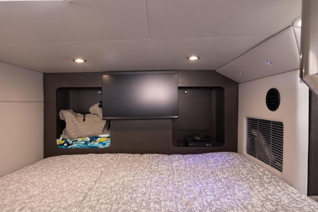 Formula 350 Crossover Bowrider