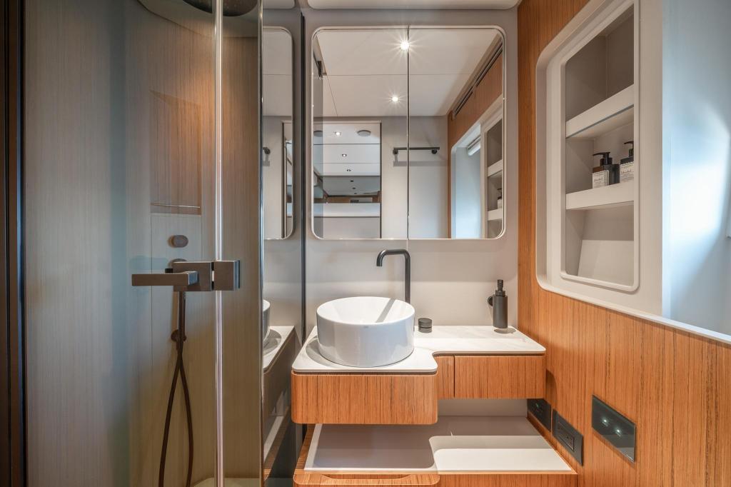 Ferretti 670
