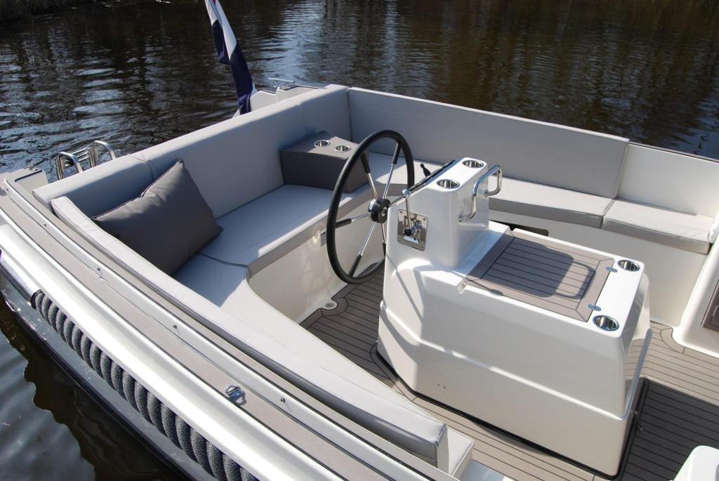 Interboat Intender 820