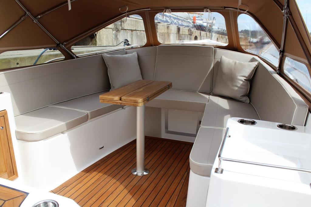 Interboat Intender 820