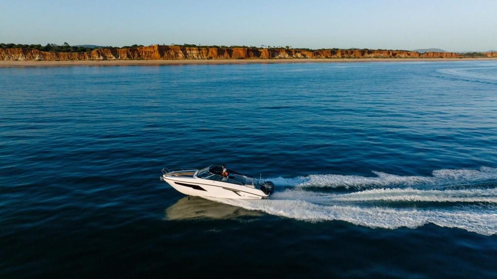 Finnmaster T8 Day Cruiser