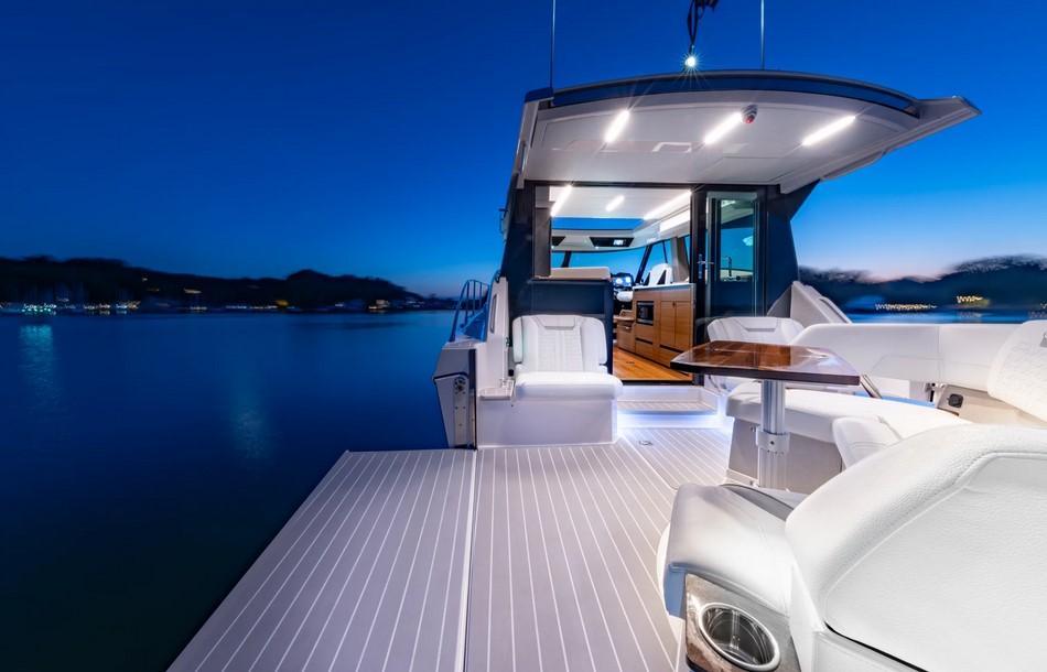 Tiara 43 LE
