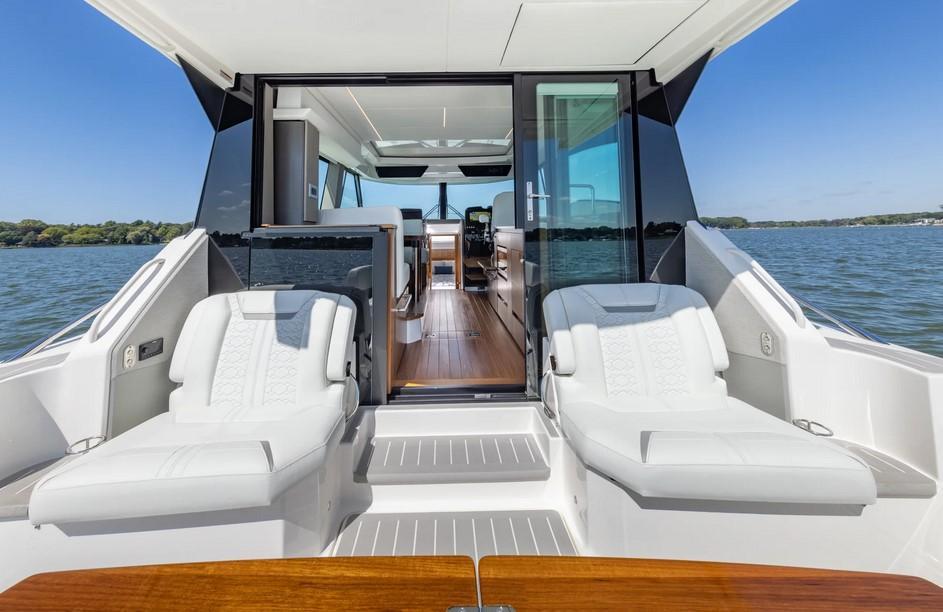 Tiara 43 LE