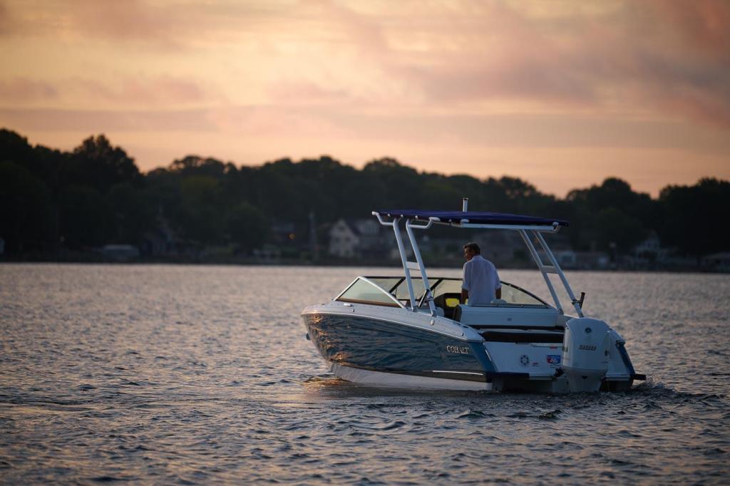 Cobalt R4 Outboard