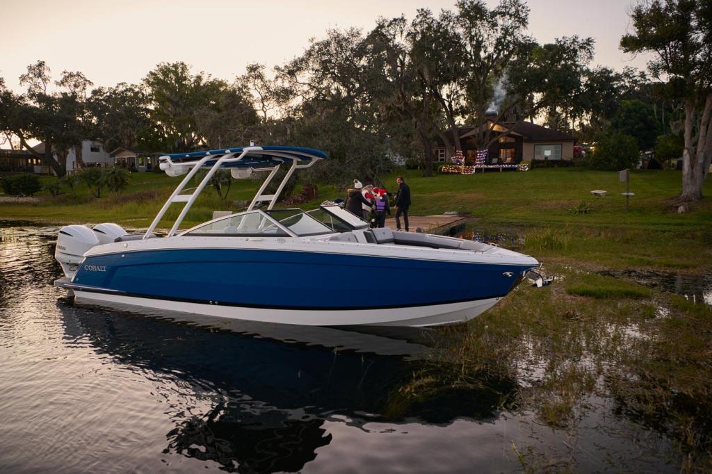 Cobalt R8 Outboard