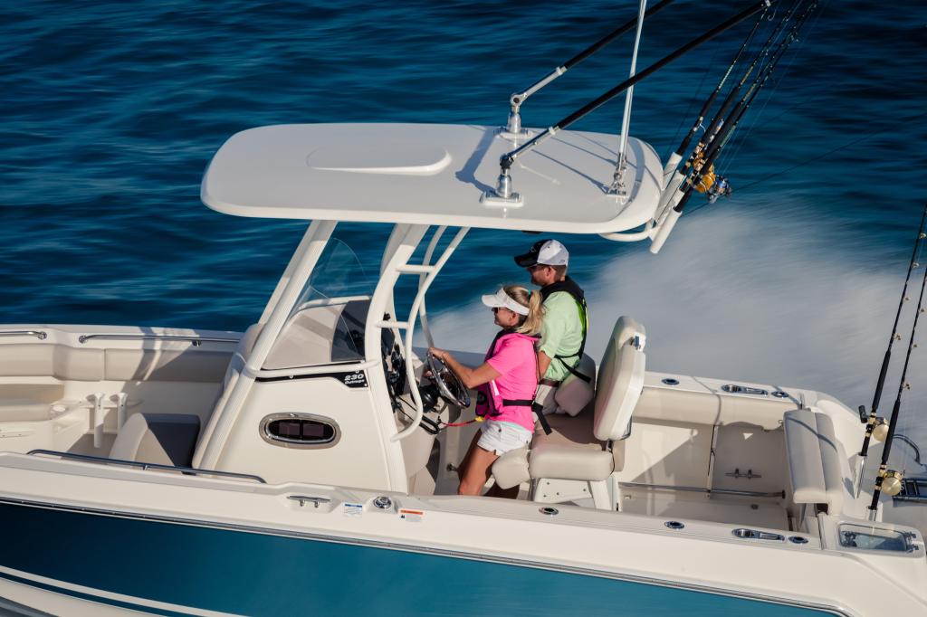 Boston Whaler 230 Outrage