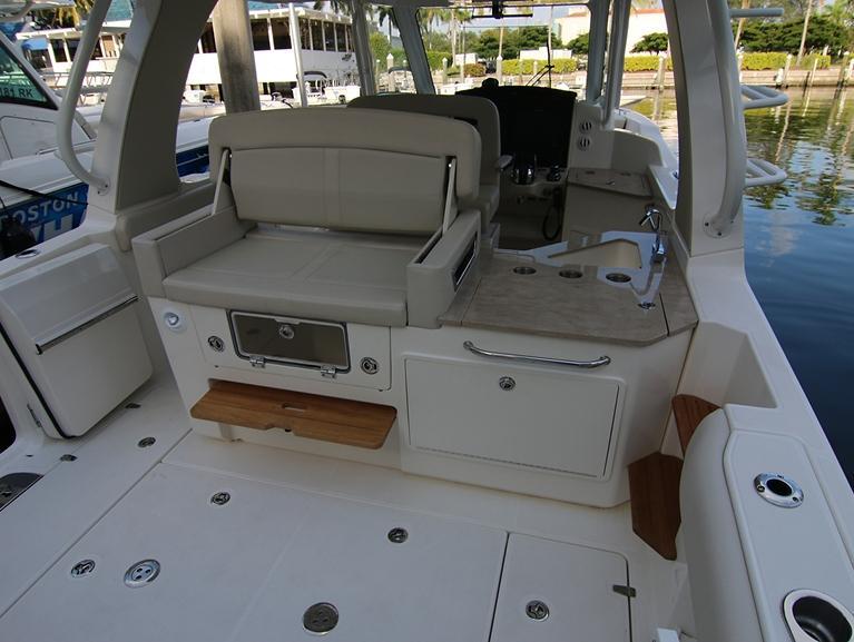 Boston Whaler 350 Realm