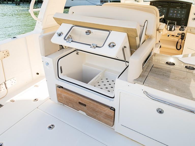 Boston Whaler 350 Realm