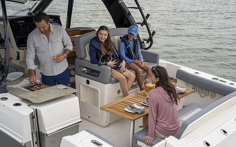 Boston Whaler 380 Realm