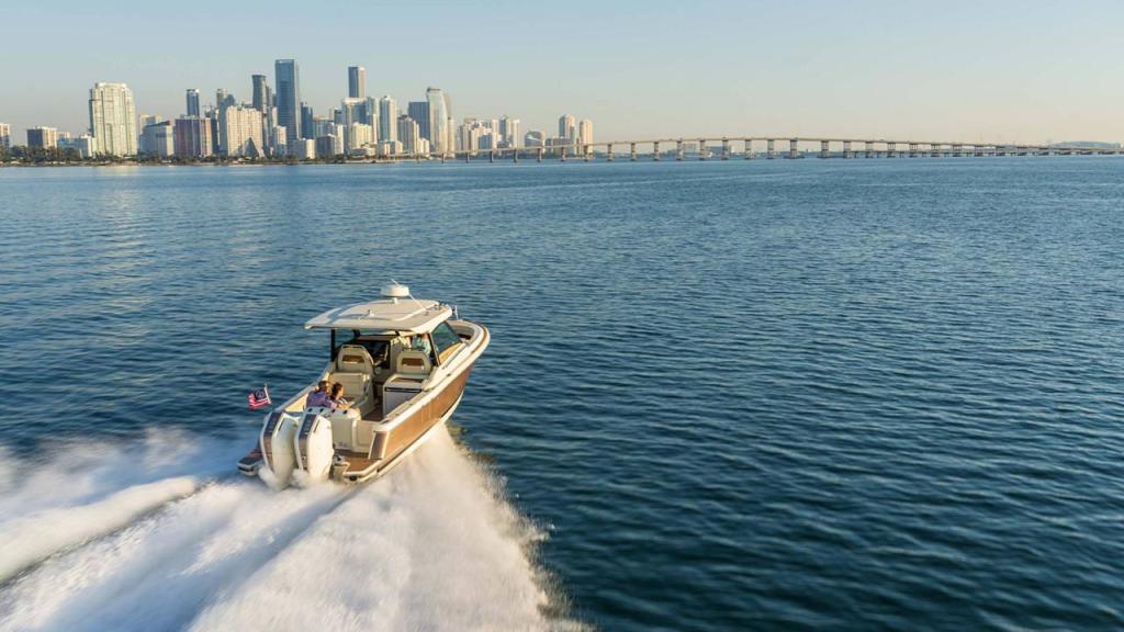 Chris Craft Calypso 32