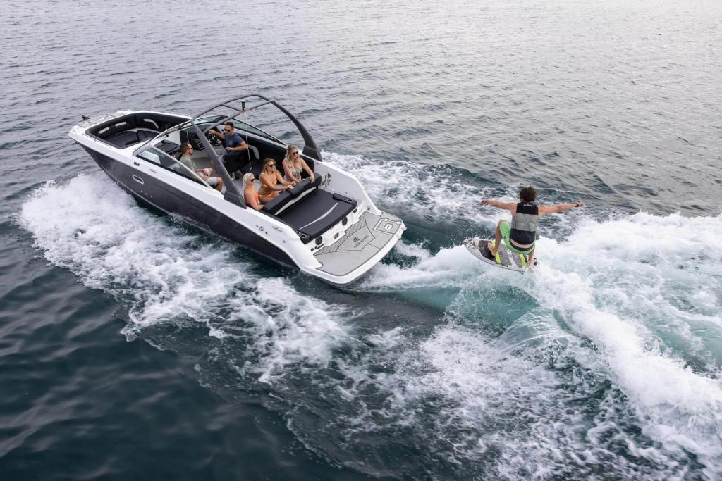 Four Winns HD8 Surf