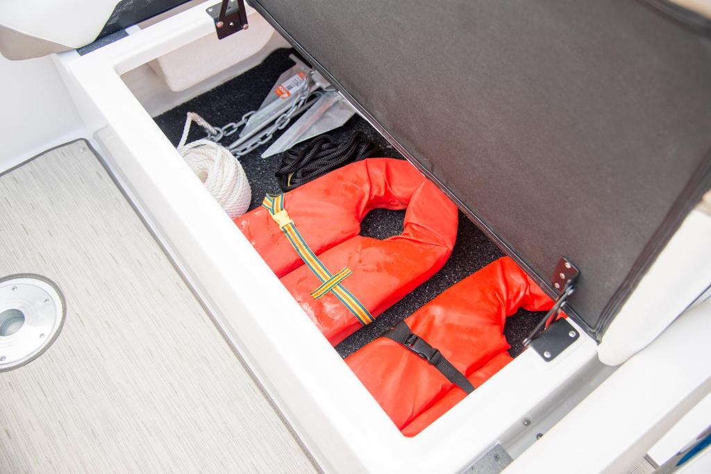 Regal 26 Express Cruiser