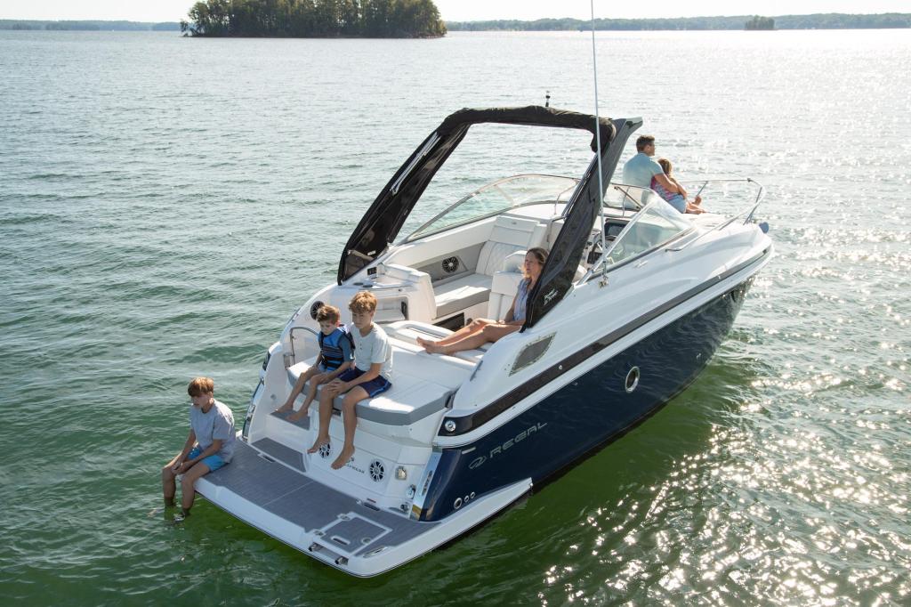 Regal 28 Express Cruiser